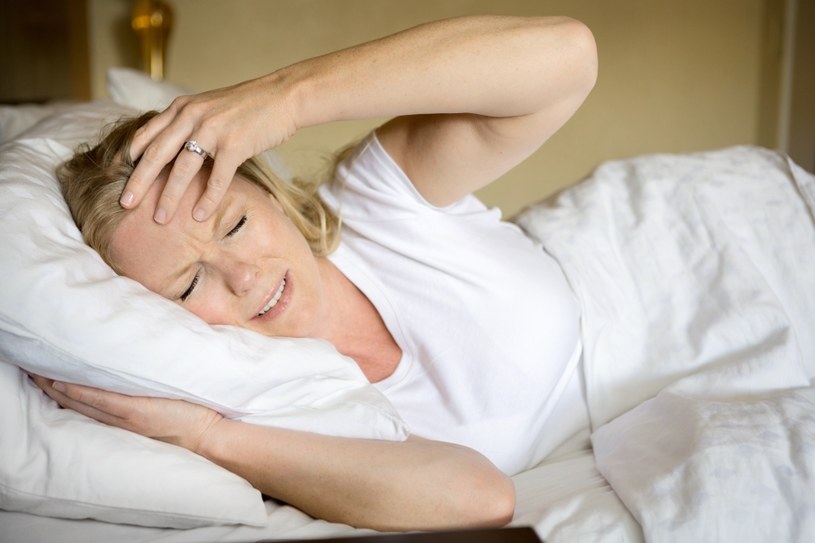 Ból głowy po przebudzeniu może mieć wiele przyczyn. Może mieć związek z tym, co robisz w nocy - np. zgrzytaniem zębów czy chrapaniem /123RF/PICSEL