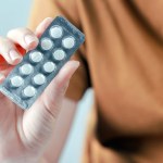 Ból głowy, sucha skóra i wypadanie włosów? To może być nadmiar popularnej witaminy
