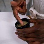 Ból karku, a może stóp i łydek? Maść kamforowa szybko przyniesie ulgę