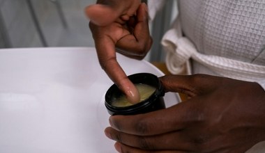 Ból karku, a może stóp i łydek? Maść kamforowa szybko przyniesie ulgę