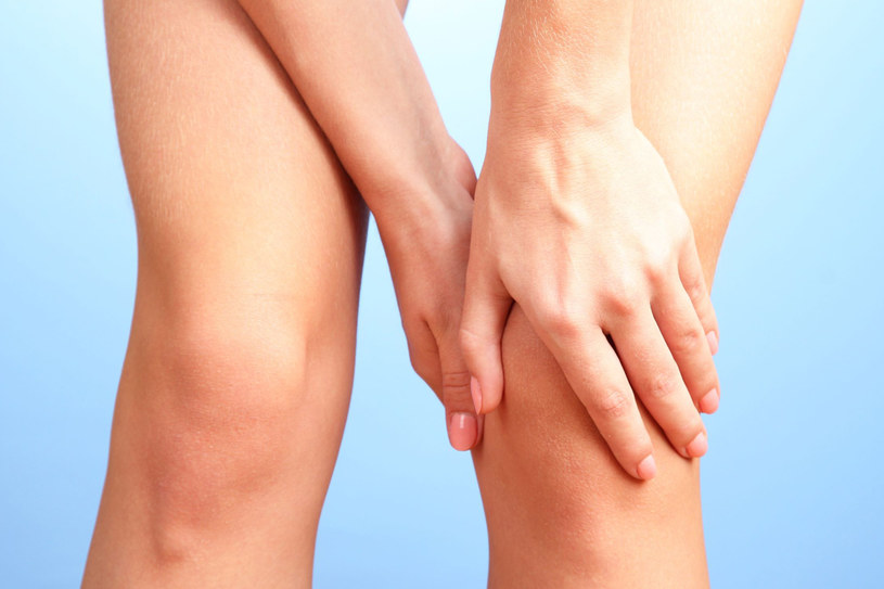 Ból kolana może być zwiastunem groźniejszych chorób /123RF/PICSEL