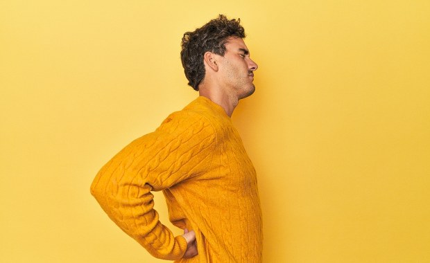 Ból pleców – skąd się bierze, co przyniesie ulgę? 