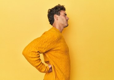 Ból pleców – skąd się bierze, co przyniesie ulgę? 