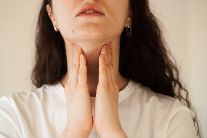 Ból przy przełykaniu, pieczenie za mostkiem, a także kaszel i chrypka - te objawy mogą świadczyć o chorobie przełyku /123RF/PICSEL