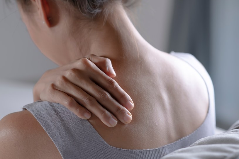 Ból ramion, ręki, a także drętwienia i mrowienia to również objawy zapalenia korzeni nerwowych w szyjnym odcinku kręgosłupa /123RF/PICSEL