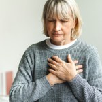 Ból w nietypowym miejscu może być objawem zawału. Reaguj natychmiast