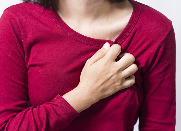 Ból w piersi może mieć różne przyczyny, niektóre bardzo poważne /123RF/PICSEL