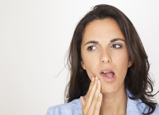 Ból zęba może mieć wiele przyczyn, zamiast leczyć się na własną rękę, idź po diagnozę do stomatologa /123RF/PICSEL