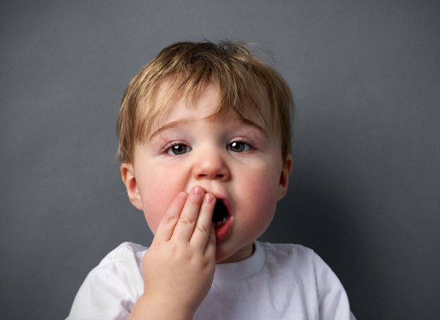 Ból zęba u dziecka często zwiastuje stan zapalny miazgi, konieczna jest wizyta u stomatologa. /123RF/PICSEL