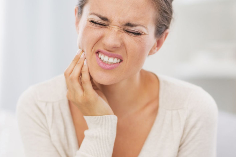 Ból zęba w samym środku świąt? Zastosuj naturalne metody, które przyniosą ulgę /123RF/PICSEL