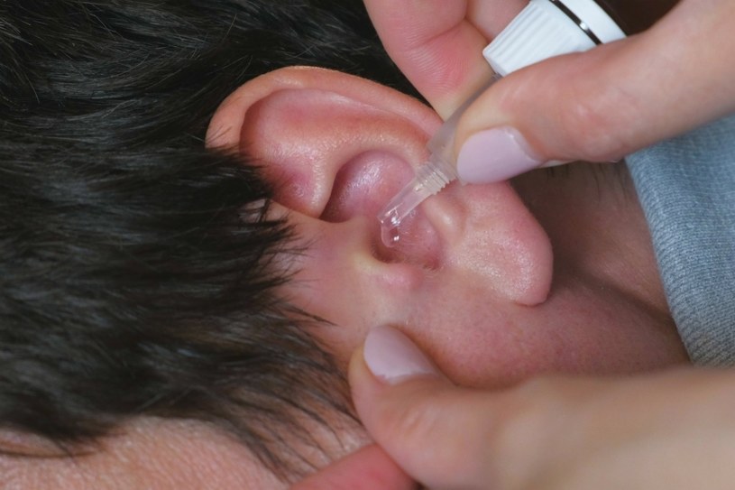 Bolące ucho zakrapiano moczem chorego lub wkładano ząbek czosnku, który miał działać antybakteryjnie /123RF/PICSEL