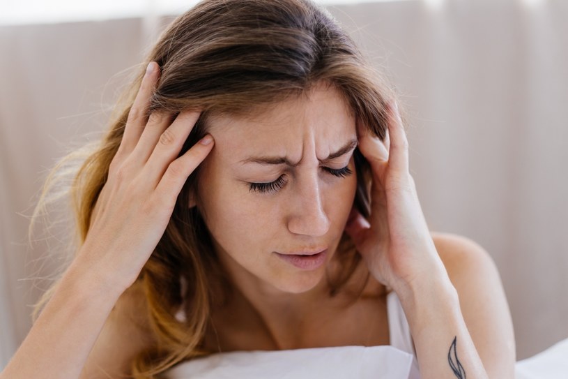 Bóle głowy i problemy ze snem mogą wynikać z nadużywania telefonu komórkowego /123RF/PICSEL
