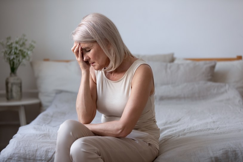 Bóle głowy w menopauzie mogą być spowodowane wahaniami stężenia hormonów: estrogenu i progesteronu /123RF/PICSEL