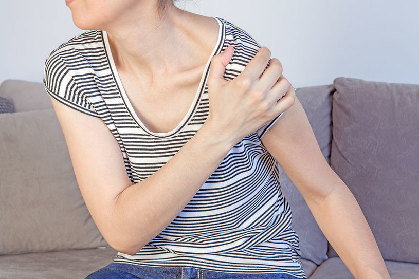 Bóle mięśni to częsty objaw grypy. Zwykle pojawiają się już na początku choroby /123RF/PICSEL