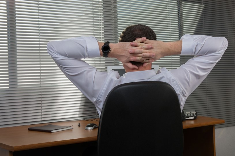 Bóle pleców, zmęczenie oczu, a nawet problemy ze snem to tylko niektóre z dolegliwości doskwierających pracownikom biurowym /123RF/PICSEL