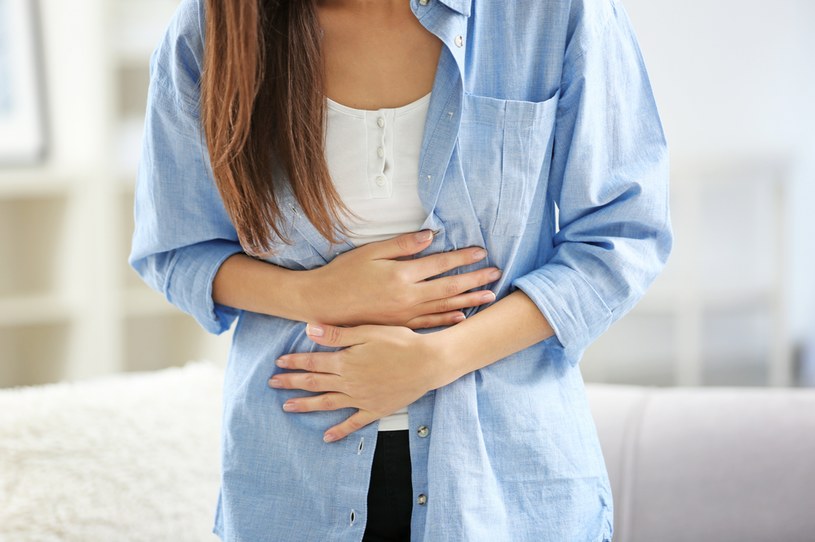 Bóle w podbrzuszu i bolesne miesiączkowanie to główne objawy endometriozy /123RF/PICSEL