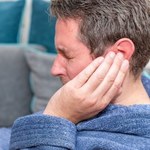 Boli, swędzi i zaburza słuch. Jak domowymi sposobami odetkać ucho?