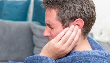 Boli, swędzi i zaburza słuch. Jak domowymi sposobami odetkać ucho?