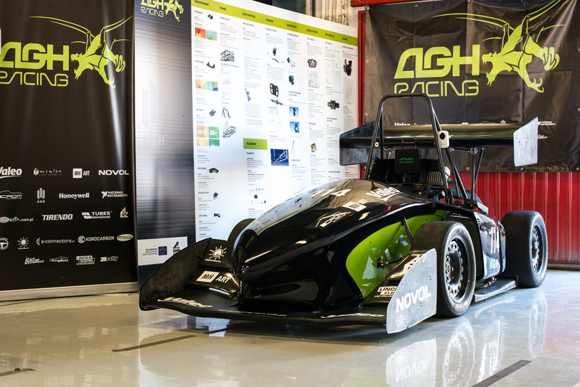 Bolid AGH Racing w pełnej krasie /www.racing.agh.edu.pl /materiały prasowe