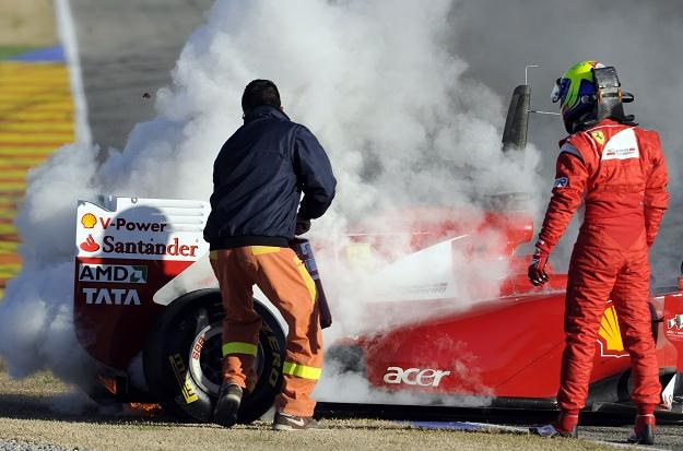 Bolid Felipe Massy nagle zaczął się palić. Brazylijczyk musiał salwować się ucieczką /AFP