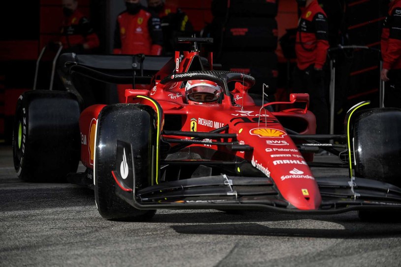 Bolid Ferrari na testach w Barcelonie /AFP