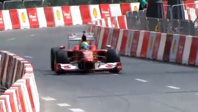 Bolid Formuły 1 szalej na ulicach Warszawy