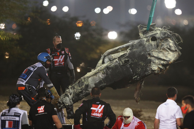 Bolid Grosjeana rozpadł się na pół, a przednia część z kokpitem spłonęła /Getty Images