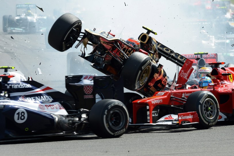 Bolid Grosjeana wzbija się do lotu nad ferrari Fernando Alonso /PAP/EPA
