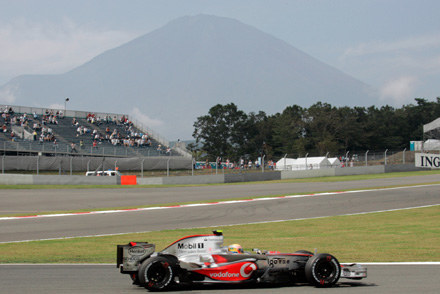 Bolid Lewisa Hamiltona na tle gory Fuji / kliknij /AFP