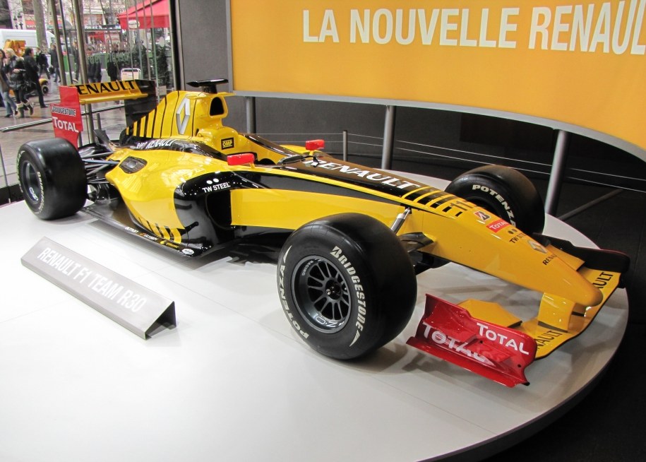 Bolid R30, którym Kubica jeździł w ubiegłym sezonie &nbsp; /Marek Gadysz /RMF FM