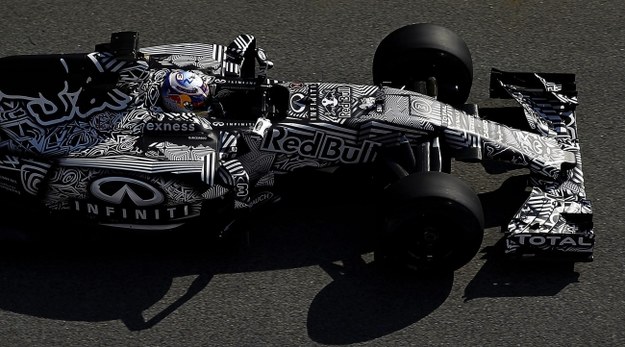 Bolid Ricciardo na torze /PAP/EPA/ALBERTO ESTEVEZ /PAP/EPA