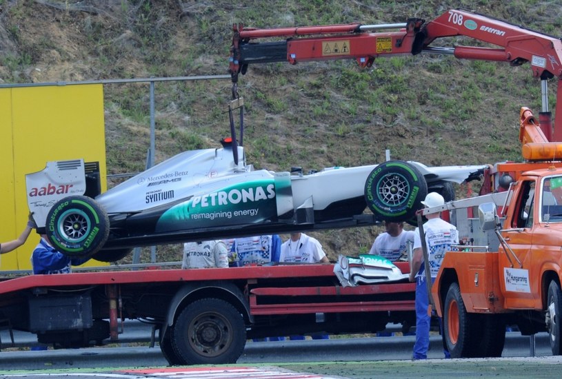 Bolid Schumachera po "stłuczce" z barierą /AFP