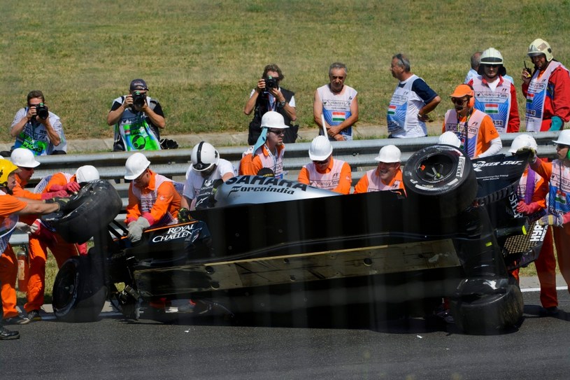 Bolid Sergio Pereza po wypadku /JANOS MARJAI  /PAP/EPA