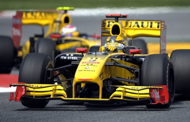 Bolidy Renault podczas treningu przed GP Hiszpanii. Z przodu Robert Kubica /AFP