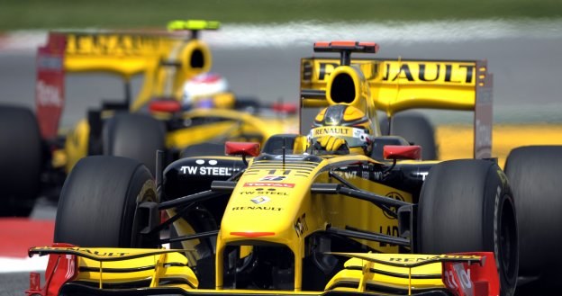 Bolidy Renault podczas treningu przed GP Hiszpanii. Z przodu Robert Kubica /AFP