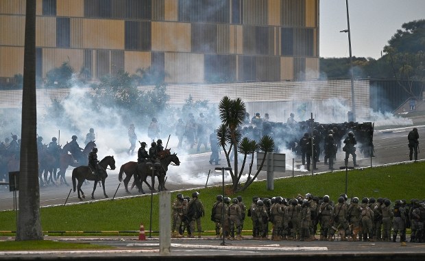 Bolsonaro skrytykował niedzielny szturm swoich zwolenników na urzędy państwowe