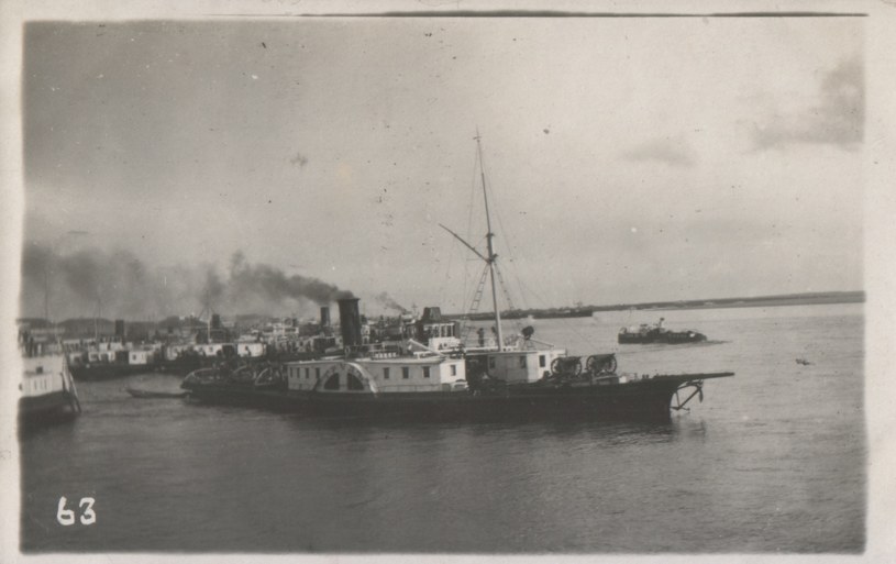 Bolszewicki statek uzbrojony "Trud". Widoczne na dziobie dwa działa polowe 75 mm /archiwum S. Zagórskiego /INTERIA.PL/materiały prasowe