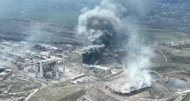 Bombardowane zakłady Azowstal /MARIUPOL CITY COUNCIL HANDOUT /PAP/EPA