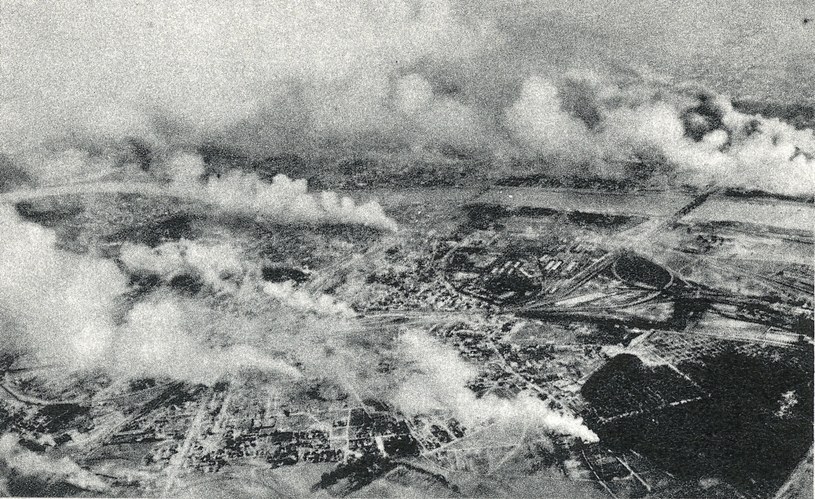 Bombardowanie Warszawy przez Luftwaffe, wrzesień 1939 /Reprodukcja: FoKa /Agencja FORUM