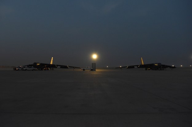 Bombowce B-52H Stratofortress w bazie lotniczej Al Udeid w Katarze na zdjęciach opublikowanych przez Centralne Dowództwo Sił Powietrznych USA /Staff Sgt. Ashley Gardner/US Air Force /