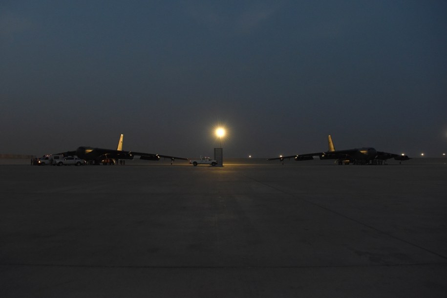 Bombowce B-52H Stratofortress w bazie lotniczej Al Udeid w Katarze na zdjęciach opublikowanych przez Centralne Dowództwo Sił Powietrznych USA /Staff Sgt. Ashley Gardner/US Air Force /