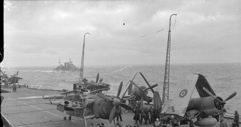 Bombowce Fairey Barracuda i myśliwce Vought Corsair na pokładzie lotniskowca HMS "Formidable" /Royal Navy /domena publiczna