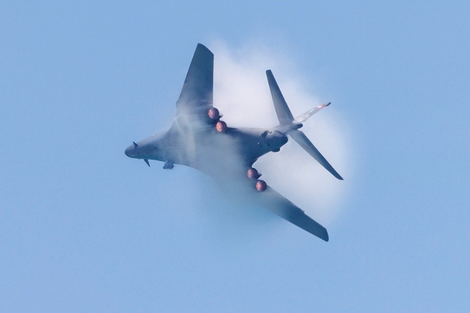 Bombowiec B-1 Lancer Sił Powietrznych Stanów Zjednoczonych przelatuje nad South Beach podczas obchodów Dnia Pamięci w Miami Beach na Florydzie; USA, 24 maja 2025 roku /	CRISTOBAL HERRERA-ULASHKEVICH /PAP