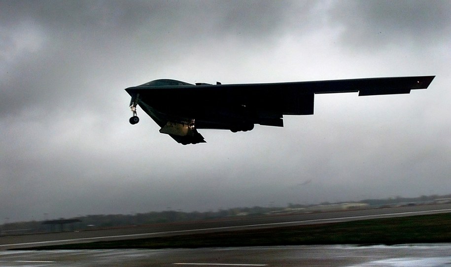 Bombowiec B-2. Pod koniec czerwca kilka tego typu maszyn zrzuciło bomby na irańskie obiekty nuklearne /AFPI/TIM SLOAN/TS/DEC /PAP/EPA