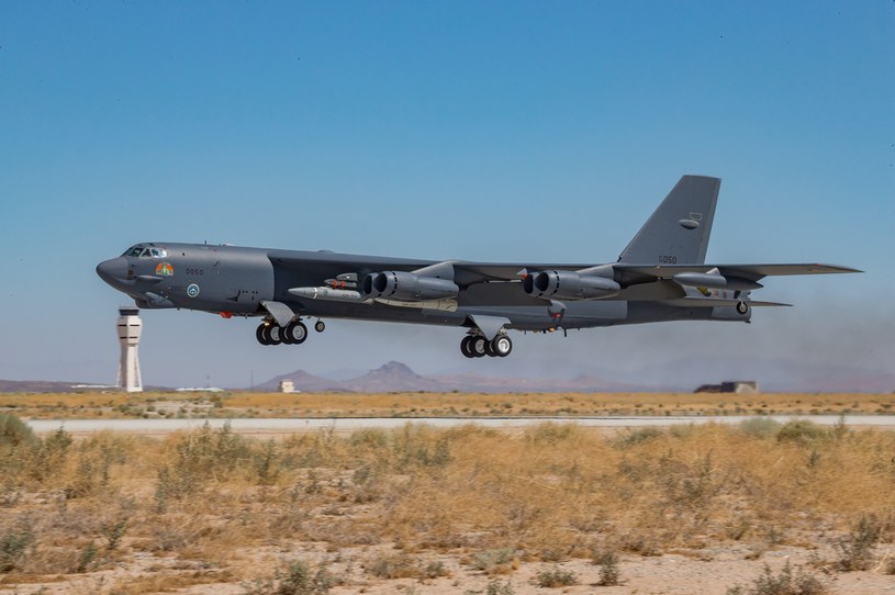 Bombowiec B-52 z widocznymi dwoma pociskami AGM-183A ARRW podwieszonymi pod skrzydłem na pierwszych udanych testach napędu w maju 2022 /US Air Force /materiały prasowe