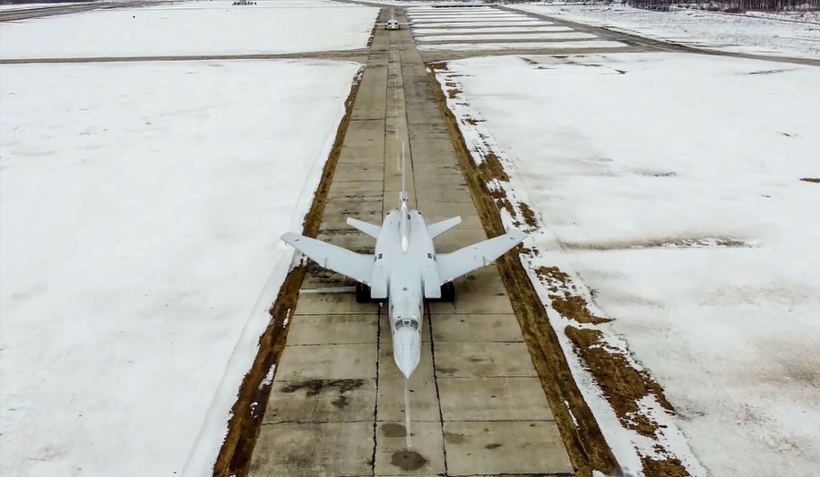 Bombowiec strategiczny Tu-22M3 Backfire startuje podczas wspólnych ćwiczeń sił zbrojnych Rosji i Białorusi /HANDOUT/AFP/East News /East News