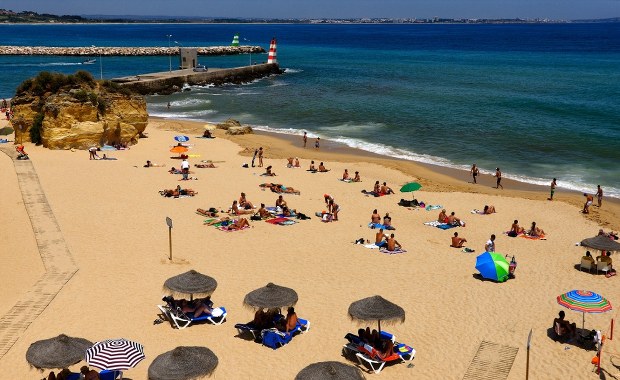 Bomby na plażach w Portugalii. Apel do turystów 