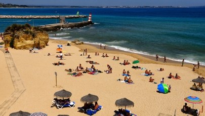 Bomby na plażach w Portugalii. Apel do turystów 