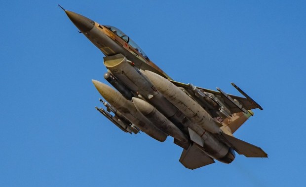 Bomby spadły na lotnisko w Sanie. "Ktokolwiek zaatakuje Izrael, zapłaci wysoką cenę"