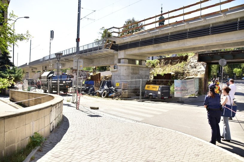 Bomby znaleźli robotnicy podczas prac przy budowie nasypu kolejowego w rejonie ulic Blich i Kopernika w centrum Krakowa /Albin Marciniak /East News